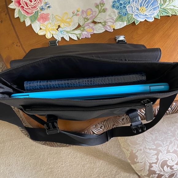 Michael Kors Laptop Bag. Like New- In Excellent Condition! - Picture 8 of 10